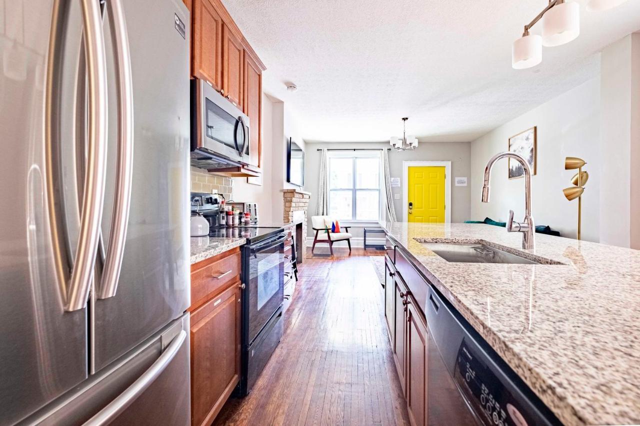 10-bedroom Mansion - Perfect For Up To To 22 People - 4 Bathrooms, 2 Kitchens, Great Location *