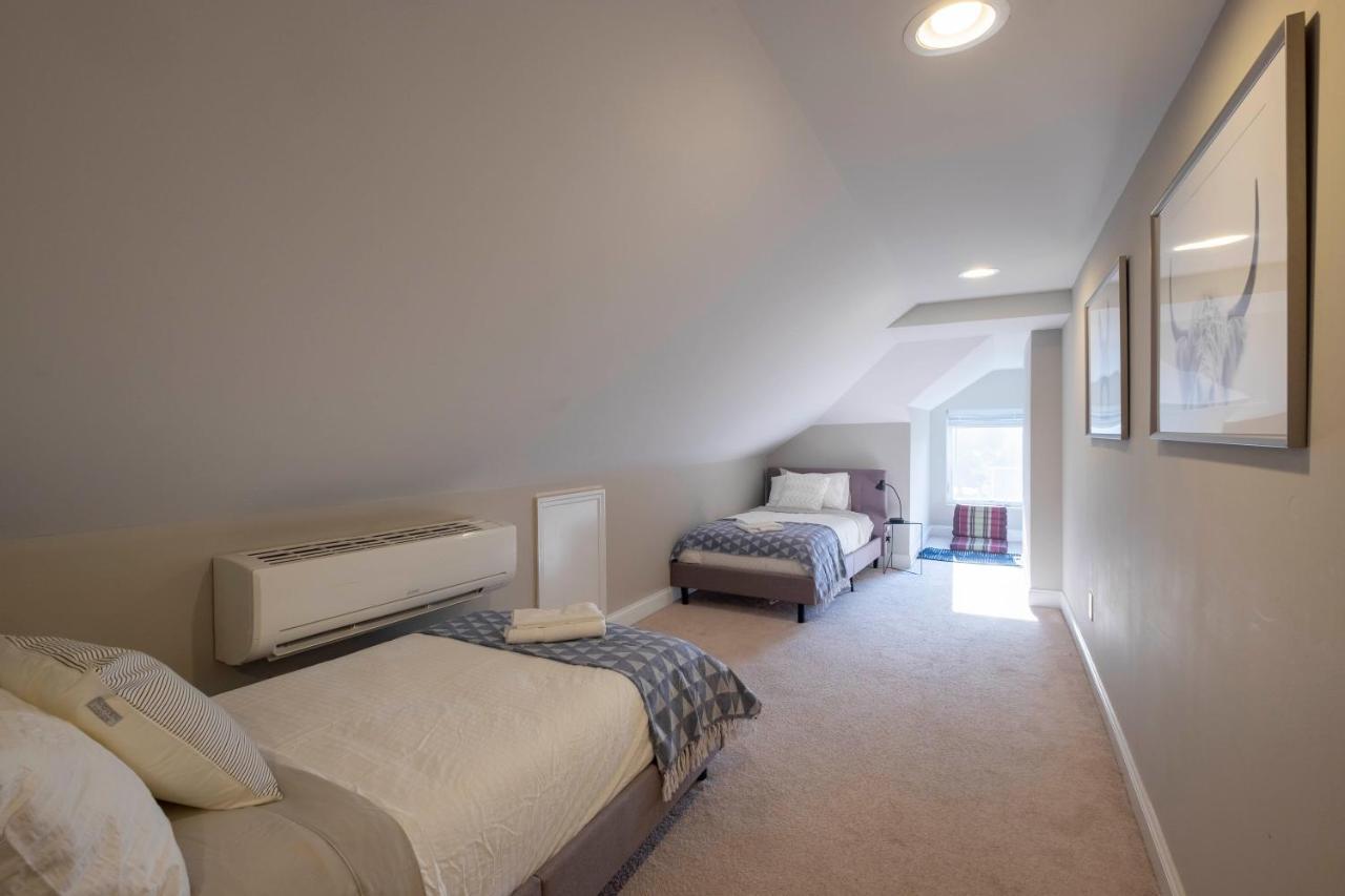 Villa 10-bedroom Mansion - Perfect For Up To To 22 People - 4 Bathrooms, 2 Kitchens, Great Location *