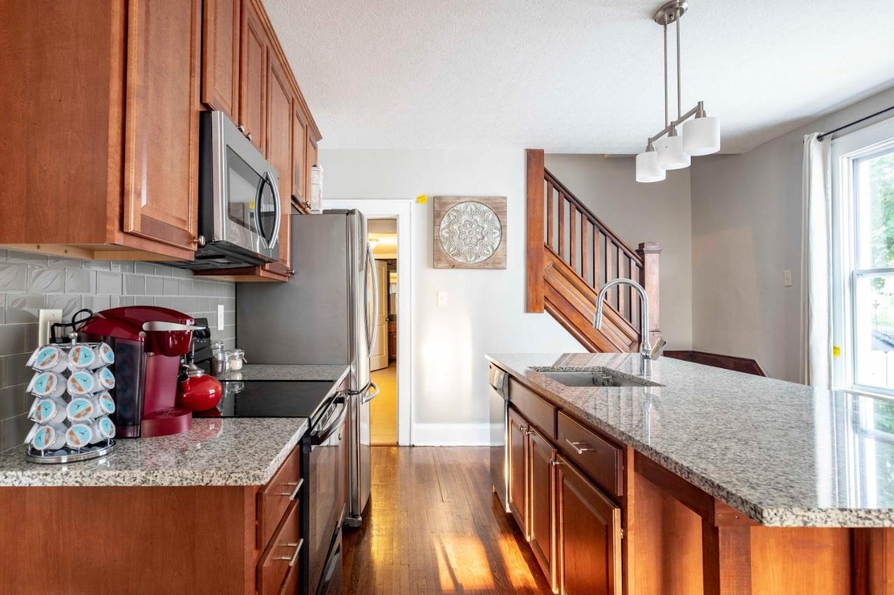 10-bedroom Mansion - Perfect For Up To To 22 People - 4 Bathrooms, 2 Kitchens, Great Location *